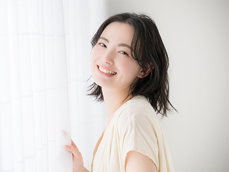 美しく健康的な口元で、自信あふれる笑顔に