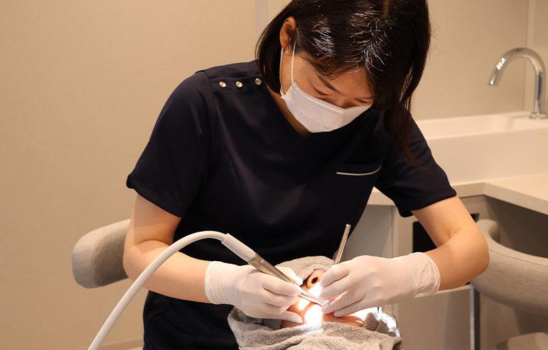 女性歯科医師と安心の院内環境